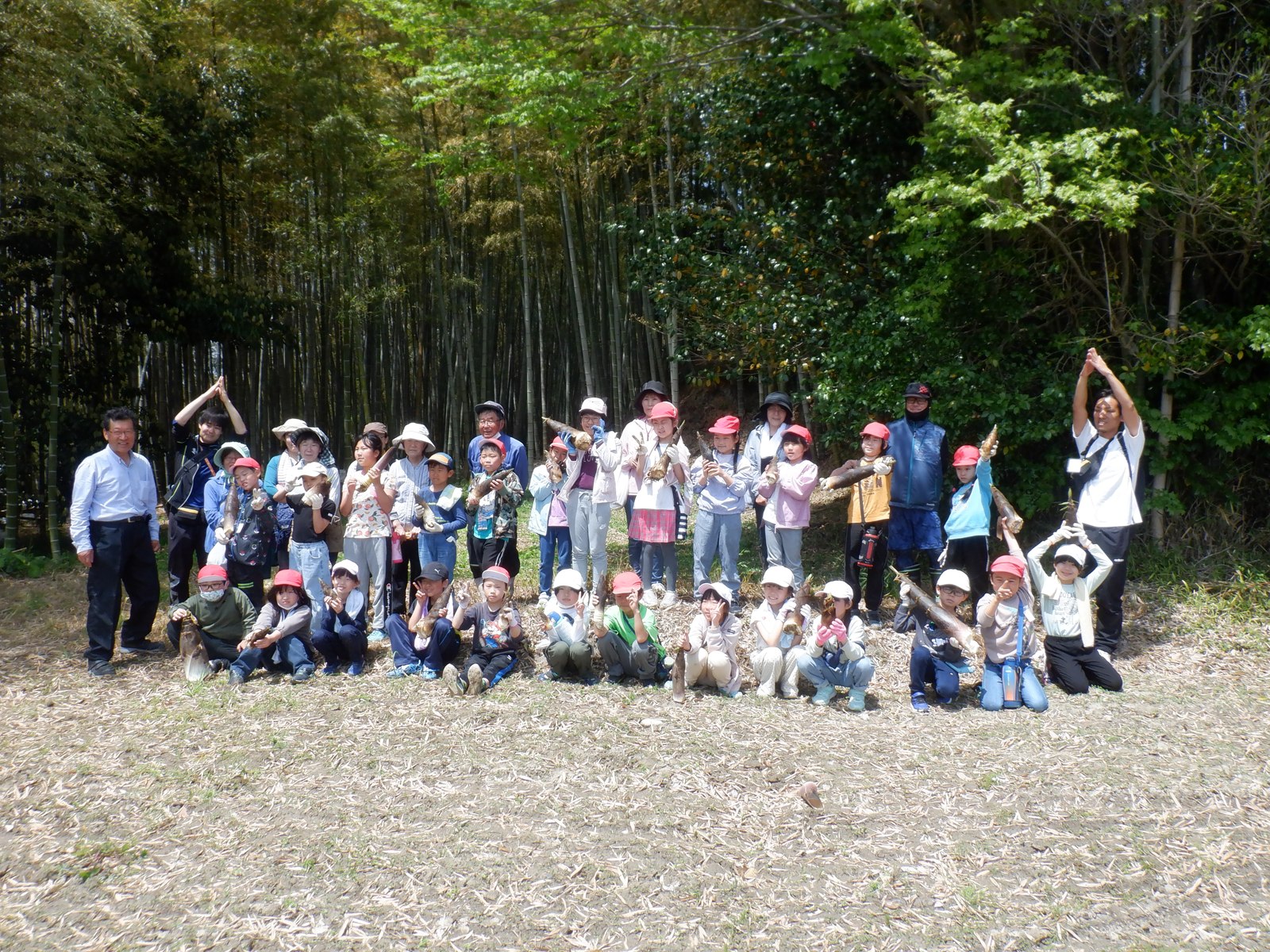 筍掘り体験で竹林に集まった参加者