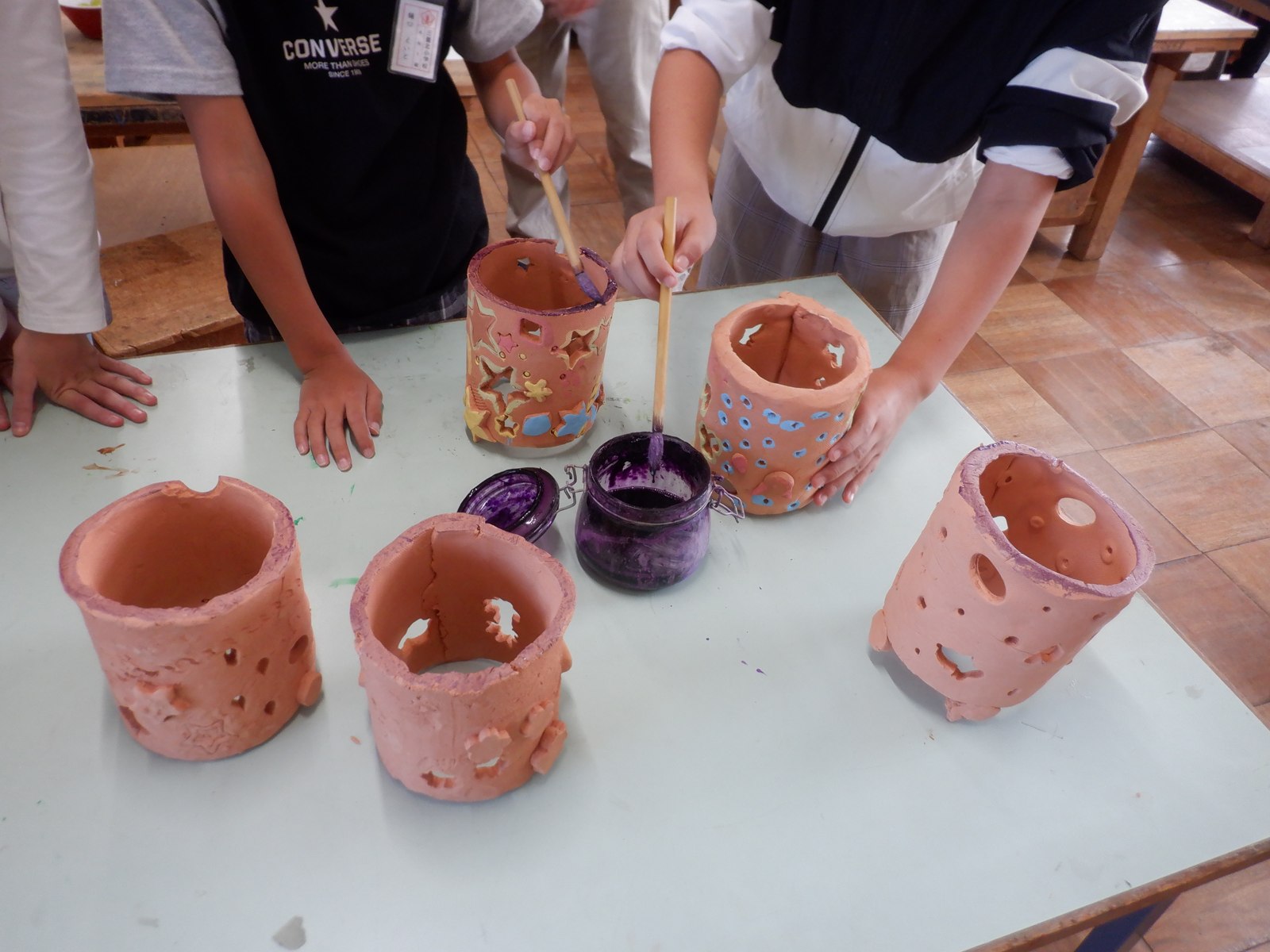 手を動かし、陶芸作品をつくる体験活動